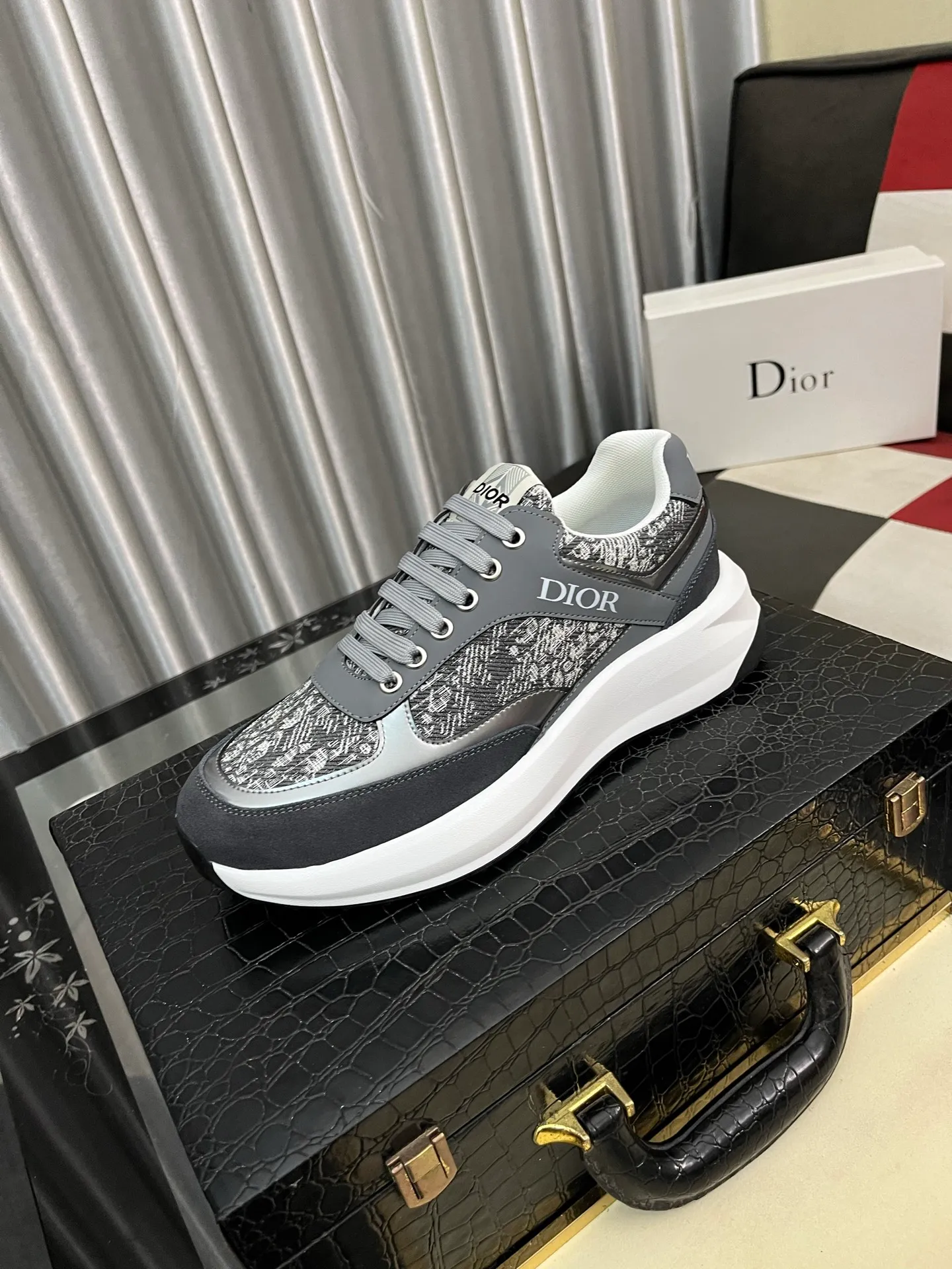 Men's men's shoes💰440⌚️⌚️[Dior] 25ss new product B01 moral training shoes. The toe dimensions of the couple's style are a bit wider. The upper foot comfort is perfect. The threads are beautiful. Perfectly suitable for trousers. Decorated with various classic details. Ideal for daily looks. Can be matched with various casual items to create exquisite looks. Fabric: top layer cowhide/lining sheepskin TPU original outsole Code number: 38-444️⃣Colors available